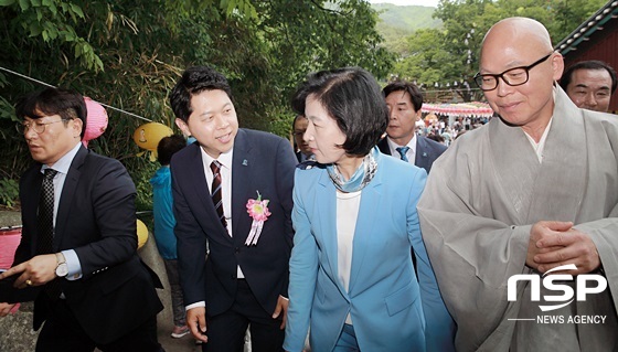 NSP통신-추미애 더불어민주당 대표가 서재헌 대구 동구청장 후보와 대화를 나누고 있다.