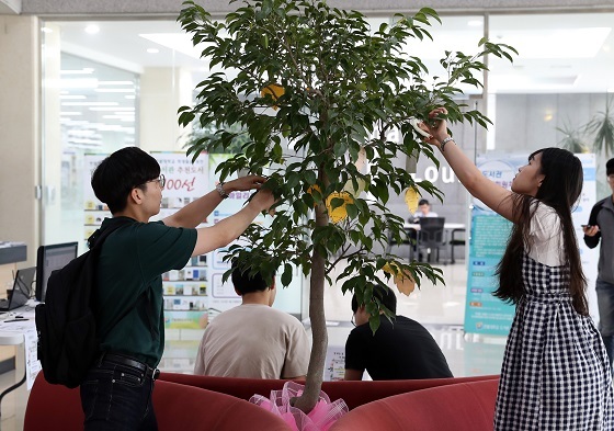 NSP통신-▲국립 한밭대학교가 꽃피는 봄, 책피는 도서관을 주제로 행사를 개최했다. (한밭대학교)