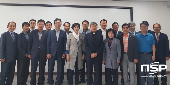 NSP통신-지난 21일부터 시작한 대구가톨릭대 경영대학원의 금리상승기 기업 환율 리스크 관리 전략 특별 교육프로그램 참가자들이 김정우 총장과 기념촬영을 했다. (대구가톨릭대)