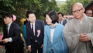 [NSP PHOTO]민주당 6.13 대구 기초단체장 후보자, 추미애 당대표와 동화사 둘러봐