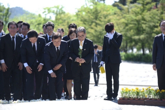 NSP통신-이재정 경기도교육감 예비후보가 경남 김해시 봉하마을에서 거행된 故노무현 전 대통령 9주기 추도식에 참석해 헌화하고 있다. (이재정 선거사무실)