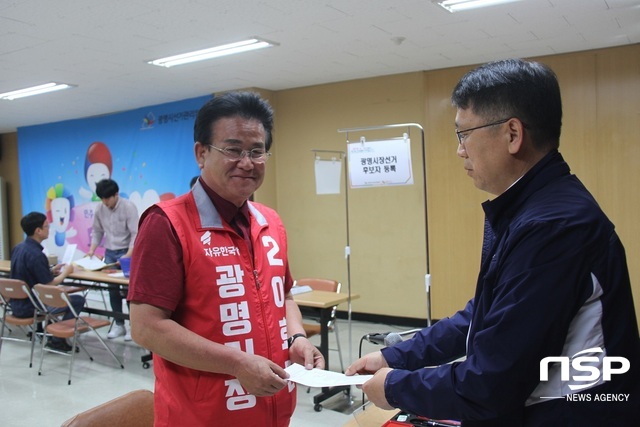 NSP통신-이효선 자유한국당 광명시장 예비후보가 광명시 선거관리위원회 후보자등록사무실에서 정식 후보 등록증을 교부 받고 있다. (박승봉 기자)