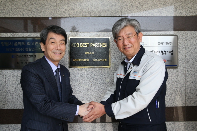 NSP통신-24일 산업은행이 창원국가산업단지 인근에서 지역내 주력산업 기업을 대상으로 개최한 현장간담회에 앞서 이동걸 산은 회장(왼쪽)과 김지현 디와이파워 대표이사가 인사를 나누고 있다. (산업은행)