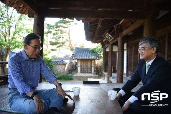 NSP통신-23일 홍 후보는 남평문 씨 세거지에서 문희갑 전 대구시장을 찾아 차를 마시며 대구교육에 대한 염려와 해법에 대한 이야기를 나누었다. (홍덕률 예비후보)