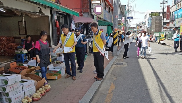 NSP통신-부천시가 상가에 홍보안내문을 배포하며 불법적치물 자율정비를 당부하고 있다. (부천시)