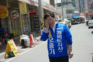 [NSP PHOTO]오중기 더불어민주당 경북도지사 후보, 나홀로 유권자 접촉 이색 풍경
