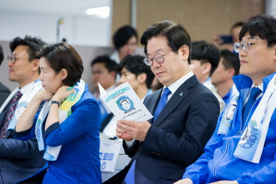 NSP통신-명사이다 오픈 페스티벌 명캠프 청년본부 출범식에 참석한 이재명 경기도지사 후보. (명캠프)