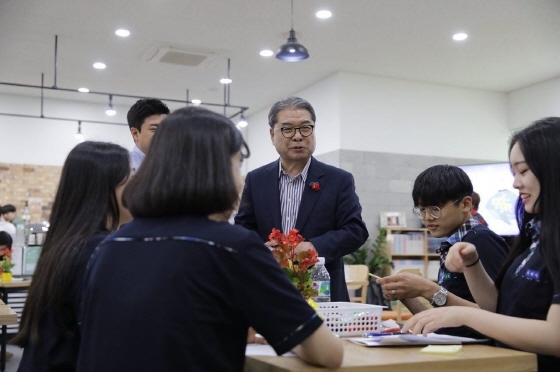 NSP통신-이재정 교육감이 의정부시에 위치한 몽실학교를 방문해 학생들이 개최하는 청소년정책cafe를 지켜보고 있다. (이재정 선거사무실)