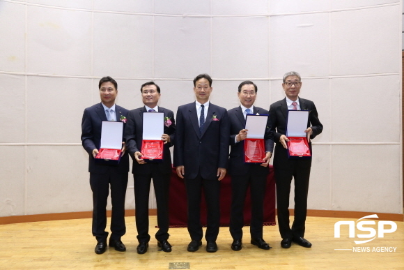 NSP통신-왼쪽부터 김동하 에이원스틸 대표, 김영현 태원오토텍 대표 , 김희호 경상대학장, 오치현 유창포장 대표 , 박진섭 에스테크 대표다. (경북대학교)