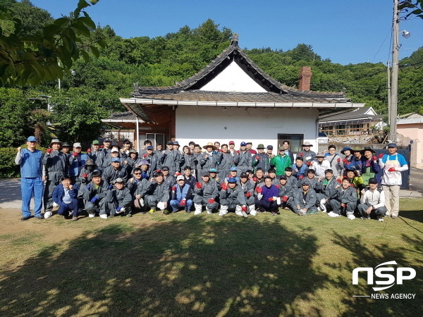 NSP통신-봉사활동 후 광양제철소 냉연부 직원들과 임원단이 단체 사진을 촬영하고 있다. (광양제철소)