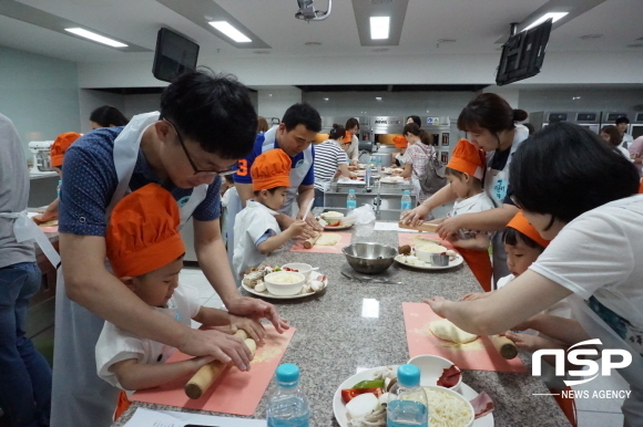 NSP통신-26일 대구과학대학교 북구 강북 어린이급식관리지원센터가 운영한 부모와 함께하는 편식예방 요리교실에서 유아들이 버섯을 이용한 피자 만들기 체험을 하고 있다. (대구과학대학교)