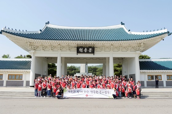 NSP통신-롯데건설 임직원 가족들이 현충문 앞에서 봉사활동 기념촬영을 하고 있다 (롯데건설)