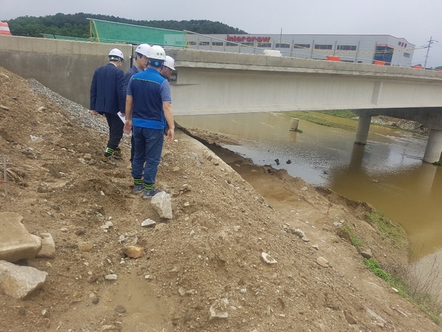 NSP통신-5월 17일 이천 마장택지개발지구에서 우기대비 민간인 합동점검이 진행되고 있다. (경기도)