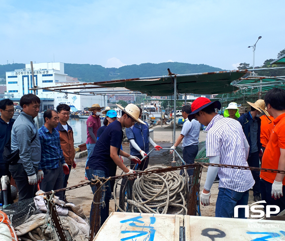 NSP통신-경주시가 29일 제23회 바다의 날을 기념해 해양쓰레기 수거 주간 운영계획을 수립하고 감포항을 비롯한 12개소 전체 어항을 대상으로 일제 환경정비를 실시하고 있다. (경주시)