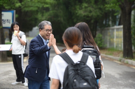 NSP통신-이재정 경기도교육감 후보가 9시 등교의 시작인 의정부여중에서 등굣길 학생들과 손바닥을 마주치며 아침인사를 하고 있다. (이재정 선거사무실)