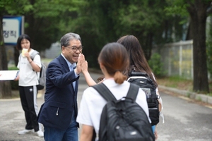 [NSP PHOTO][6.13선거] 이재정 경기도교육감 후보, 의정부여중 등굣길 학생 인사