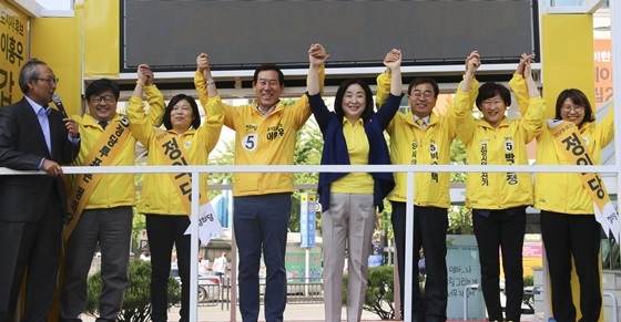 NSP통신-박수택 정의당 고양시장 후보의 화정역 광장 출정식 모습 (박수택 선거캠프)