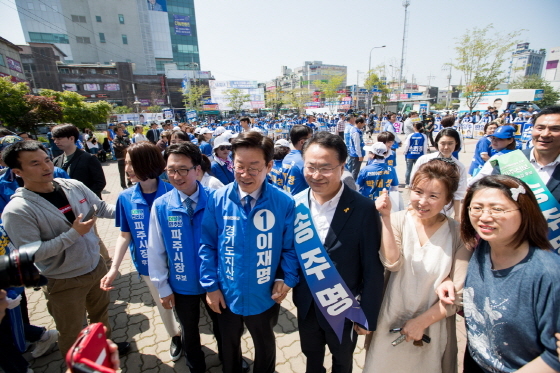 NSP통신-이재명 후보가 경기도 파주시 금촌역 광장에서 유권자들을 만나고 있다. (명캠프)