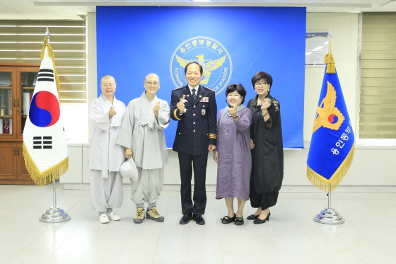 NSP통신-31일 용인동부경찰서에서 김상진 서장(가운데)과 희망의 등대 관계자들이 범죄피해자 가정에 경제적 지원 물품을 전달 후 기념촬영을 하고 있다. (용인동부경찰청)