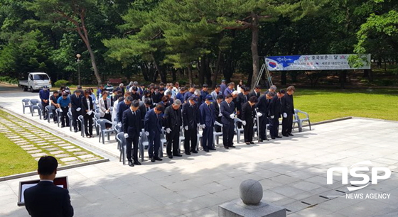 NSP통신-경주시가 6월 호국, 보훈의 달을 맞아 지난 1년간 순직한 호국 영령들의 숭고한 호국정신과 넋을 기리기 위해 위패를 충혼탑에 봉안하고 있다. (경주시)