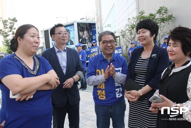 NSP통신-이재정 경기도교육감 후보가 시흥시 배곧신도시 임병택 시흥시장 합동집중유세 현장을 방문하고 있다. (박승봉 기자)