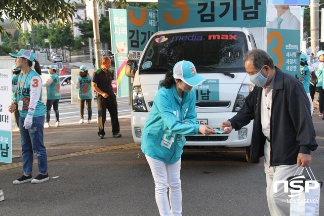 NSP통신-김기남 광명시장 후보 아내인 김혜정씨가 유권자에게 명함을 나눠주며 지지를 호소하고 있다. (박승봉 기자)