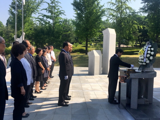 NSP통신-1일 수원시 현충탑에서 경기남부보훈지청 전 직원을 비롯한 관계자들이 모여 분향을 진행하고 있다. (경기남부보훈지청)