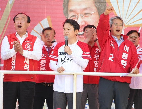 NSP통신-남경필 자유한국당 경기도지사 후보가 같은당 소속 이동환 고양시장 후보의 지지를 호소하고 있다. (이동환 선거캠프)