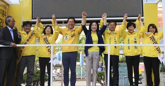 NSP통신-정의당 이홍우 경기도지사 후보가 같은당 소속 박수택 고양시장 후보의 지원유세를 전개하고 있다. (박수택 선거캠프)