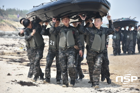 NSP통신-대구과학대학교 국방기술행정과 학생들이 지난 달 28일부터 31일까지 3박 4일간의 일정으로 포항 해병대교육훈련단에서 실시한 해병대 병영체험에서 IBS(소형고무보트)운영술 훈련을 하고 있다. (대구과학대학교)