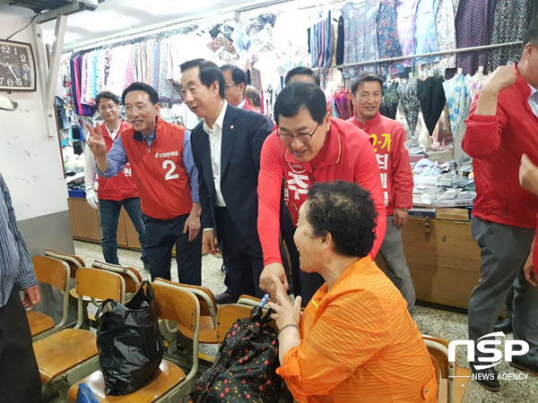 NSP통신-자유한국당 김성태 원내대표와 김석기 국회의원이 중앙시장에서 주낙영 후보 지지를 지원하고 있다. (주낙영 경주시장 후보)