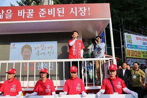 [NSP PHOTO]자유한국당 권영진 대구시장 후보, 선거운동 복귀…부상투혼 눈길