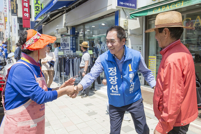 -정장선 민주당 평택시장 후보는 1일 오전 안중 전통시장을 방문해 지역주민들의 애로사항과 민심을 청취했다. (정장선후보 캠프)