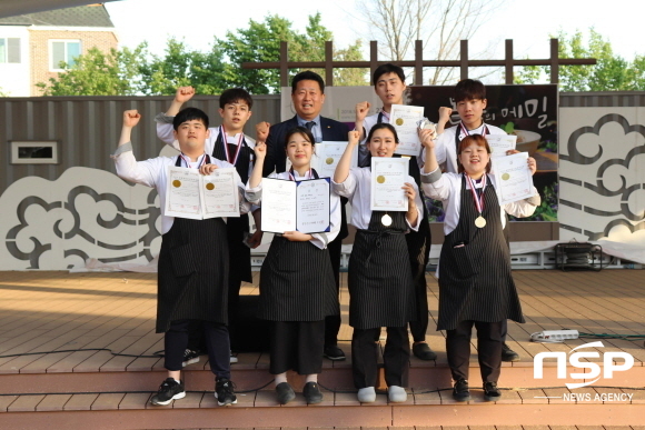 NSP통신-봉평 메밀요리경연대회에서 수상한 학생들과 지도교수가 즐거워하고 있다. (계명문화대학교)