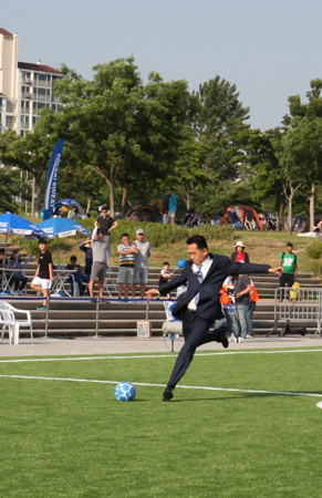 NSP통신-양동영 동아오츠카 사장, 풋살히어로즈 시축 (동아오츠카 제공)