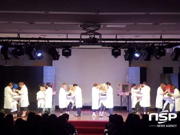 NSP통신-대구과학대학교 방송엔터테인먼트과 학생들이 1일 교내 한별문화홀에서 지역민들을 위한 제28회 봄예술제공연을 하고 있다. (대구과학대학교)