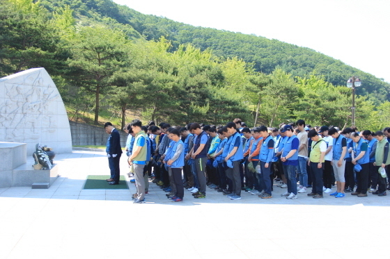 NSP통신-포항제철소 직원들이 호국영령을 위한 단체 참배를 하고 있다. (포항제철소)