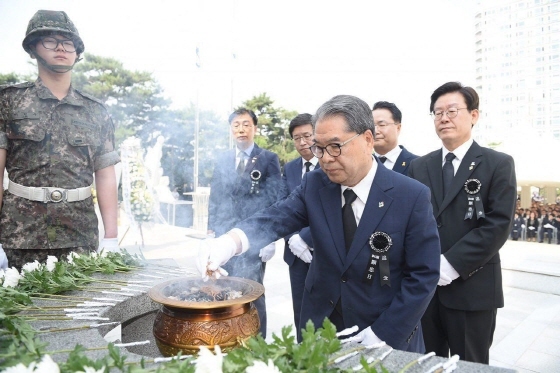 NSP통신-이재정 경기도교육감 후보가 수원 인계동에 위치한 현충탑에서 열린 제63회 현충일 추념식에 참석해 헌화 및 분향을 하고 있다. (이재정 선서사무실)