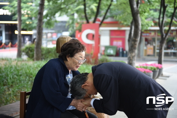 NSP통신-지난 5일 오후 5시 홍후보는 2·28기념공원 소녀상을 찾아 이용수할머니에게 단일화를 이뤄내지 못한 것에 사죄했다. (홍덕률 대구시교육감 후보)