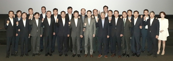 NSP통신-(앞줄 왼쪽에서 다섯 번째, HDC현대산업개발 김재식 고문, HDC그룹 정몽규 회장, HDC현대산업개발 김대철 사장, 그 외 계열사 대표) (HDC)