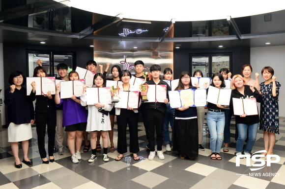 NSP통신-대구보건대학교 뷰티코디네이션과 교수와 학생들이 5일 교내 학과실습실 앞에서 각종 뷰티대회에 수상한 상장을 들고 기념 촬영을 했다. (대구보건대)