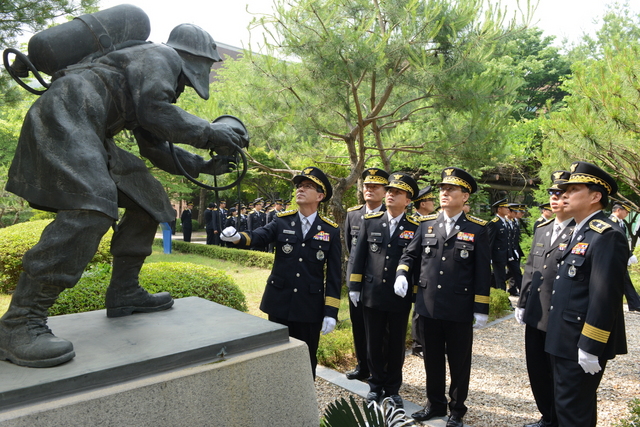 NSP통신-6일 故 박재석 소방교 동상앞에서 이재열 재난안전본부장과 직원들이 고인을 추모하고 있다. (경기도재난안전본부)