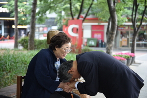 [NSP PHOTO]홍덕률 대구시교육감 후보, 단일화 무산에 이용수 할머니 찾아 사과