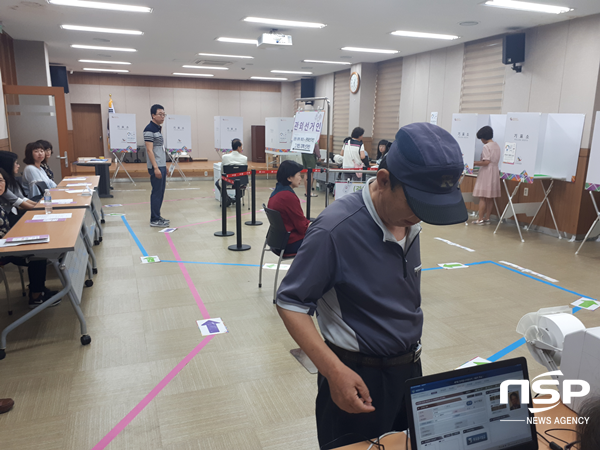 NSP통신-8일, 사전투표가 시작된 경주시 성건동 주민자치센터에 이른 아침 6시부터 주민들이 투표소를 찾아 투표하고 있다. (권민수 기자)