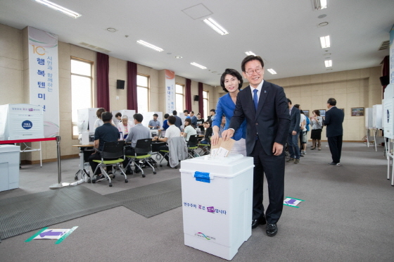 NSP통신-경기 남양주시 별내행정복지센터에서 설치된 사전 투표소에서 이재명 후보와 부인 김혜경 여사가 투표용지를 투표함에 넣고 있다. (명캠프)