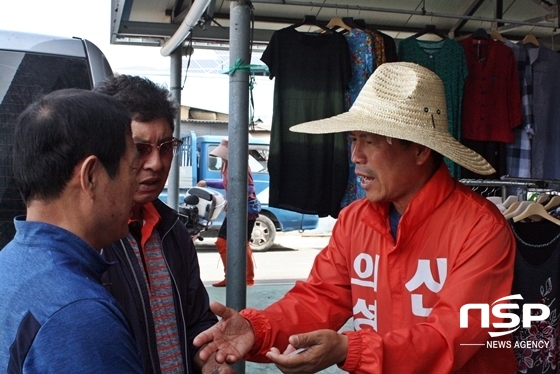 NSP통신-민중당 신광진 경북 의성군수 후보가 재래시장 안평장에서 지역주민들과 대화를 나누고 있다. (김덕엽 기자)