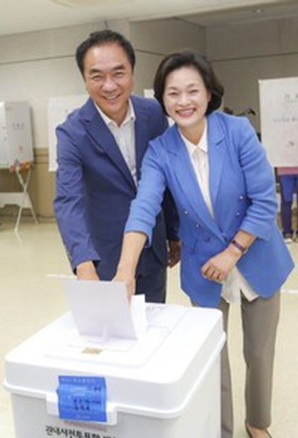 -8일 오전 6시 30분 정장선 더불어민주당 평택시장 후보가 평택시 비전2동주민센터 3층에 마련된 사전투표소를 찾아 부인 이성숙 여사와 함께 투표에 참여했다. (정장선 후보 캠프)