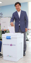 [NSP PHOTO]더불어민주당 오중기 경북도지사 후보, 8일 오전 8시 사전 투표