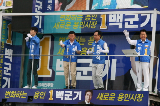 -8일 오전 7시 용인시 수지구 죽전동 주변에서 백군기 후보의 아침인사 유세 모습. (백군기후보 캠프)