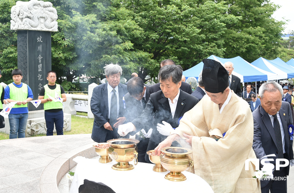 NSP통신-경주시 강철구 경주시장 권한대행이 9일 경주 황성공원 임란의사 창의공원에서 제21회 경주임란의사 추모 행사에서 분향하고 있다. (경주시)